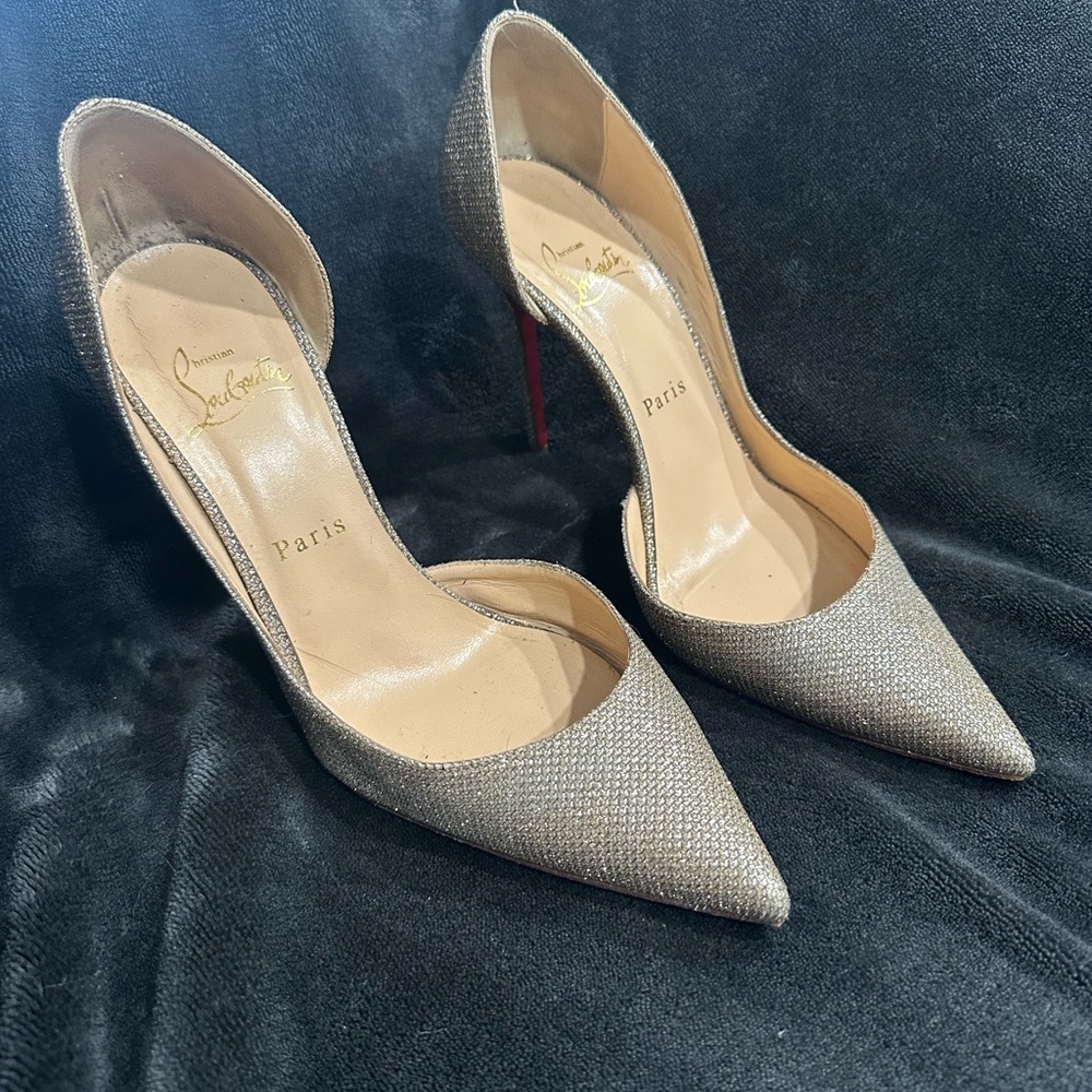 Christian Louboutin Iriza champagne Gold Glitter Pump in size 37.5 Pigalle